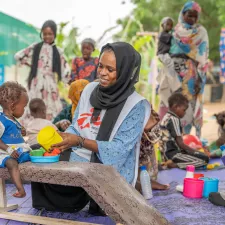 Wir geben Medikamente gegen Mangelernährung aus im Camp André, Chad.